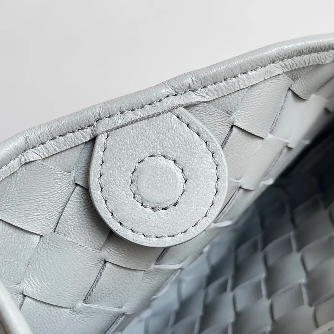 Batch of 1260 BV Mini Sardine is coming‼ ️Super high-end, stainless steel hardware + 24k real gold plating process, fish scales (concave and convex positions) are the finishing touch, the sardine bag that can be carried cross-body is completely beautiful to the heart. The metal element handle and the weaving are perfectly combined to completely integrate the artistic sense and elegance and fashion. It is really like a work of art🏺The large size is elegant, the small size is exquisite and cute, a must-have item for fashionistas, and the details are perfectly reproduced. Style number: 744267 Size 20*12*2.5